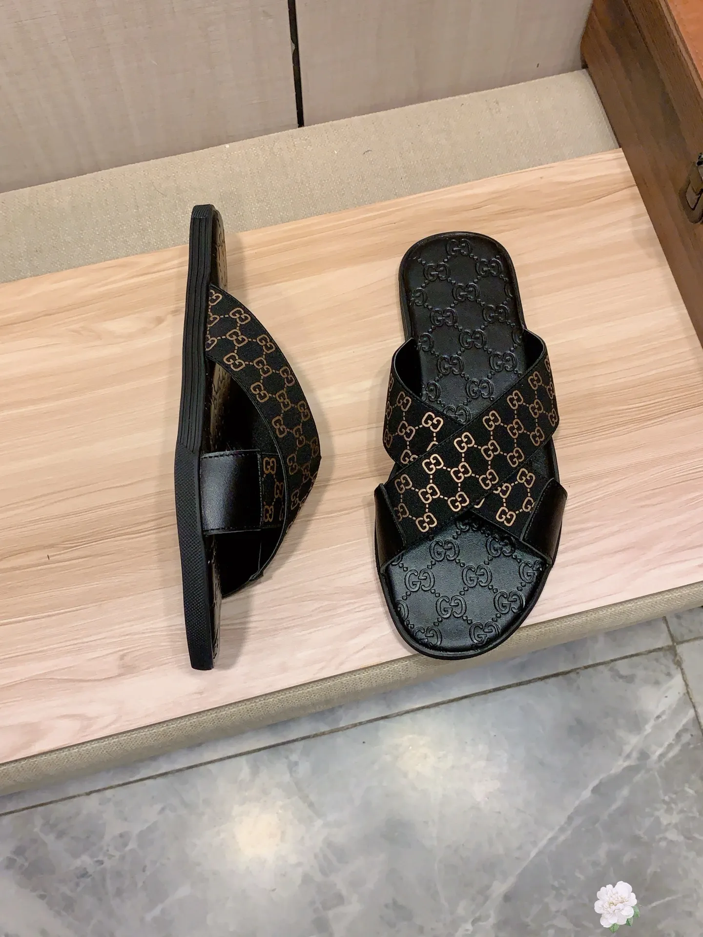 Slippers: New model: Factory price: 260💰💰🎩🎩🔥🔥《 Gucci* 》Series of slippers top purchasing agent🔍🔍Sold at the same time for men, original Italian imported webbing made of selected cowhide, exquisite workmanship,), sole: (super comfortable) original factory special sole, ⚠️exclusive double-layer movable molded sole super comfortable⚠️, real shot🎬the real thing is more beautiful🔍🔍266 regular code 38-44, can be ordered 45.